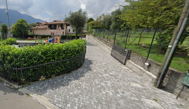 Lore's, Via Silvio Pellico, 87, Lenno. Good option for whoever wishes to do a pit stop before unloading the passengers at the meeting point